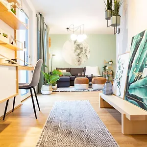  Apartment & Cozy - 15 Min To Center