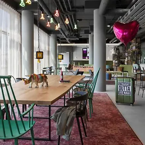 Moxy East מלון