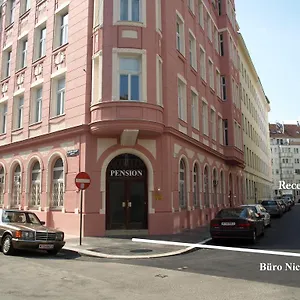 Hotel Liechtenstein Apartments II מלון דירות